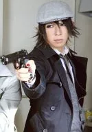 ゴールデンボンバー/歌広場淳/上半身・衣装黒・右手銃・帽子・目線左・背景白/公式生写真