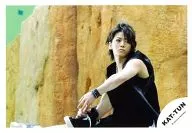 KAT-TUN/亀梨和也/横型・全身・座り・膝立て・衣装黒・目線右/公式生写真