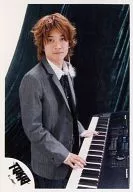 TOKIO/国分太一/膝上・衣装黒白・両手キーボード・体横向き/公式生写真