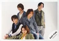 KAT-TUN/集合(5人)/横型・3人座り・田口衣装カーキ・背景白/公式生写真