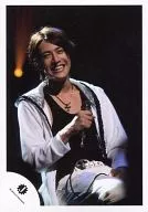 ジャニーズ/内博貴/ライブフォト・膝上・座り・衣装白・タンクトップ黒・笑顔・目線右・背景黒/公式生写真