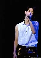 Veteran/伊藤政氏/ライブフォト・膝上・衣装白・左手マイク・目線右・枠無し/公式生写真