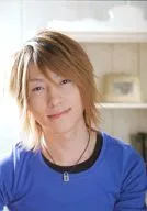 鈴木拡樹(玄奘三蔵)/バストアップ・衣装青・ネックレス・顔傾げ・私服ショット/舞台「最遊記歌劇伝 ～Dead or Alive～」