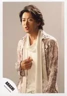 嵐/大野智/腰上・衣装紫白・ストール・右手胸元・目線左・背景白/公式生写真