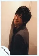 Hey!Say!JUMP/知念侑李/上半身・ジャケットグレー・背中を向ける・壁に寄りかかる・背景白/公式生写真