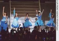 モーニング娘。/飯田・後藤・安倍・久住・新垣(5人)/横型・ライブフォト・膝上・衣装水色・センター安倍右手マイク・手パー・背景階段/公式生写真