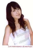 ココナッツ娘。/アヤカ/上半身・体左に傾け・衣装白・星柄・ペンダント・口閉じ・背景白/公式生写真