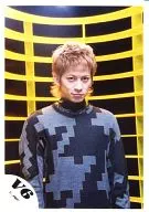 V6/岡田准一/上半身・衣装黒グレー・背景黒黄/公式生写真