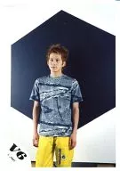 V6/岡田准一/膝上・衣装グレー・ズボン黄色・目線左・背景白黒/公式生写真
