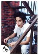 V6/岡田准一/膝上・衣装白・座り・階段・目線左向き/公式生写真