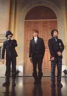 w-inds./集合(3人)/全身・衣装黒・センター橘・千葉左手マイク・帽子・背景扉/公式生写真