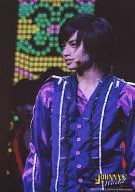 SexyZone/中島健人/ライブフォト・上半身・衣装紫・目線左・後ろに人/JOHNNY’S World