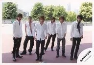 KAT-TUN/集合(6人)/横型・全身・衣装白・両手ポケット・背景木/公式生写真
