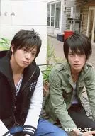 高木万平・三浦力/膝上・座り・三浦衣装黒.白・高木衣装カーキ/公式生写真