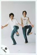 ジャニーズ/風間俊介・生田斗真/全身・衣装白・ジーパン・左足上げ・両手広げパー/公式生写真