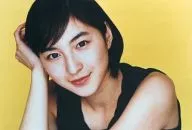広末涼子/横型・バストアップ・衣装黒・背景黄/公式生ブロマイド