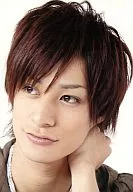 高崎翔太(羽田野収)/顔アップ・衣装茶・左手首元・背景白・私服ショット/abc☆赤坂ボーイズキャバレー