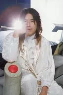 吉谷光太郎(教官)/膝上・衣装白銀・右手口元・座り・背景照明・ポストカードサイズ/舞台「11人いる!」キャスト生写真