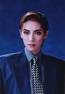 真琴つばさ/バストアップ・スーツ黒紺・背景紺/｢宝塚歌劇団｣公式生写真