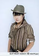 モーニング娘。/小川麻琴/上半身・衣装黄土色・縞・ボーダー・帽子・左手ベルト/公式生写真