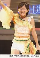 °C-ute/岡井千聖/ライブフォト・膝上・衣装黄色・左手マイク・右手上げ/公式生写真