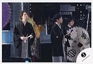 嵐/松本潤・二宮和也/ライブフォト・膝上・黒の袴・右手扇子・二宮目線右/公式生写真