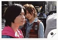 NYC/知念侑李・山田涼介/横型・バストアップ・知念右向き・山田カメラ目線・背景野外/公式生写真