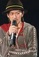 V6/森田剛/衣装カーキ・上半身・右手マイク・帽子茶色・背景黒・PAINT IT BLACK/公式生写真