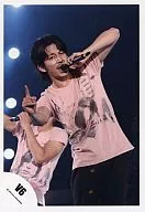 V6/岡田准一/膝上・衣装ピンクTシャツ・左手マイク・右手指差し/公式生写真