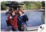 KAT-TUN/田口淳之介・中丸雄一/横型・膝上・赤色ジャケット・青色ジャケット・ジーンズ・中丸親指立て・田口左手グー・背景噴水/公式生写真