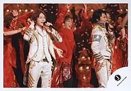 タッキー＆翼/滝沢秀明・今井翼/横型・ライブフォト・膝上・衣装白・左手マイク・目線右・後ろに人/公式生写真
