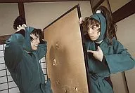 前内孝文(食満留三郎)・土屋シオン(善法寺伊作)/横型・上半身・衣装緑・近江頭抱え・背景障子・キャラクターショット/ミュージカル忍たま乱太郎 第二弾「予算会議でモメてます!」初演