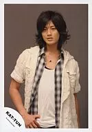 KAT-TUN/赤西仁/上半身・右手腰・背景茶色・カーディガン白・シャツチェック黒/公式生写真