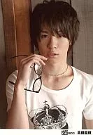 高橋龍輝/バストアップ・右手眼鏡・白シャツ/D-BOYS 