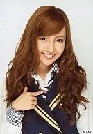 板野友美/バストアップ・右手人差し指/AKS/公式生写真