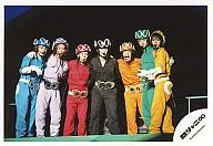 関ジャニ∞/集合(7人)/横型・全身・関ジャニ戦隊∞レンジャー衣装・肩組み・背景黒/公式生写真