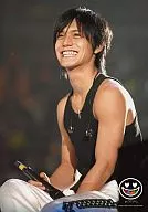 NEWS/錦戸亮/ライブフォト・黒のタンクトップ・右手マイク・笑顔・座り/「NEWS CONCERT TOUR pacific 2007-2008」ライブフォトセット