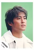 TOKIO/山口達也/顔アップ・衣装白・目線右・背景緑・J-FRIENDSロゴ/公式生写真