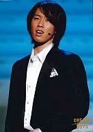 Mis Snow Man/宮舘涼太/ライブフォト・腰上・黒タキシード・イヤホンマイク・背景青・枠無し/DREAM BOYS/公式生写真