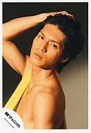 関ジャニ∞/錦戸亮/バストアップ・上半身裸・右手頭・黄色タオル/公式生写真