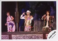 KAT-TUN/田口・田中・赤西/ライブフォト・横型・センター田中・帽子・左手マイク・田口左足前/公式生写真