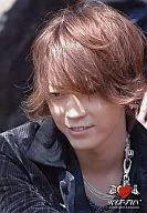 KAT-TUN/亀梨和也/バストアップ・目線下・衣装黒・ハートマークのロゴ・枠無し/公式生写真