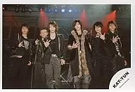 KAT-TUN/集合(6人)/横型・膝上・衣装黒・右手指立て/公式生写真