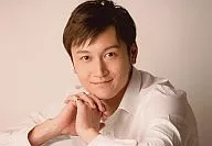 北村栄基(吉良イヅル)/横型・バストアップ・シャツ白・両手指組み・背景白・私服ショット/ROCK MUSICAL BLEACH THE ALL