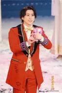 Snow Man/佐久間大介/ライブフォト・膝上・衣装赤・両手親指人差し指立て・2Lサイズ/「滝沢歌舞伎ZERO」ステージフォト第1弾