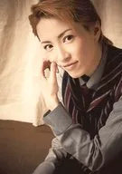 宝塚歌劇団(雪組)/早霧せいな/上半身・衣装黒・ワイシャツ・左向き・左手右頬・しゃがみ・室内・2Lサイズ/「宝塚歌劇団」公式生写真
