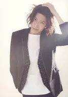 小沼将太/膝上・衣装黒・白・左手頭・首傾げ・右手後ろ・背景白/イベント生写真