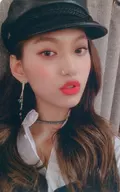 Weki Meki/キム・ドヨン(Kim Doyeon)/衣装黒・白・帽子・顔右向き・裏面黒/CD「Kiss， Kicks(Kiss Ver.)」封入特典ランダムセルフィーフォトカード