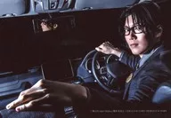 吉村和紘(峰岸誠司)/横型・バストアップ・振り向き・左手ハンドル・車内・キャラクターショット/舞台「Collar×Malice -岡崎契編-」ランダムブロマイド