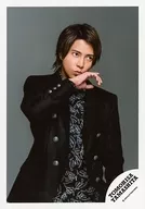 ジャニーズ/山下智久/膝上・衣装黒・白・右手上げ・目線右上・背景グレー/「TOMOHISA YAMASHITA LIVE TOUR 2018 UNLEASHED -FEEL THE LOVE-」グッズオフショット/公式生写真